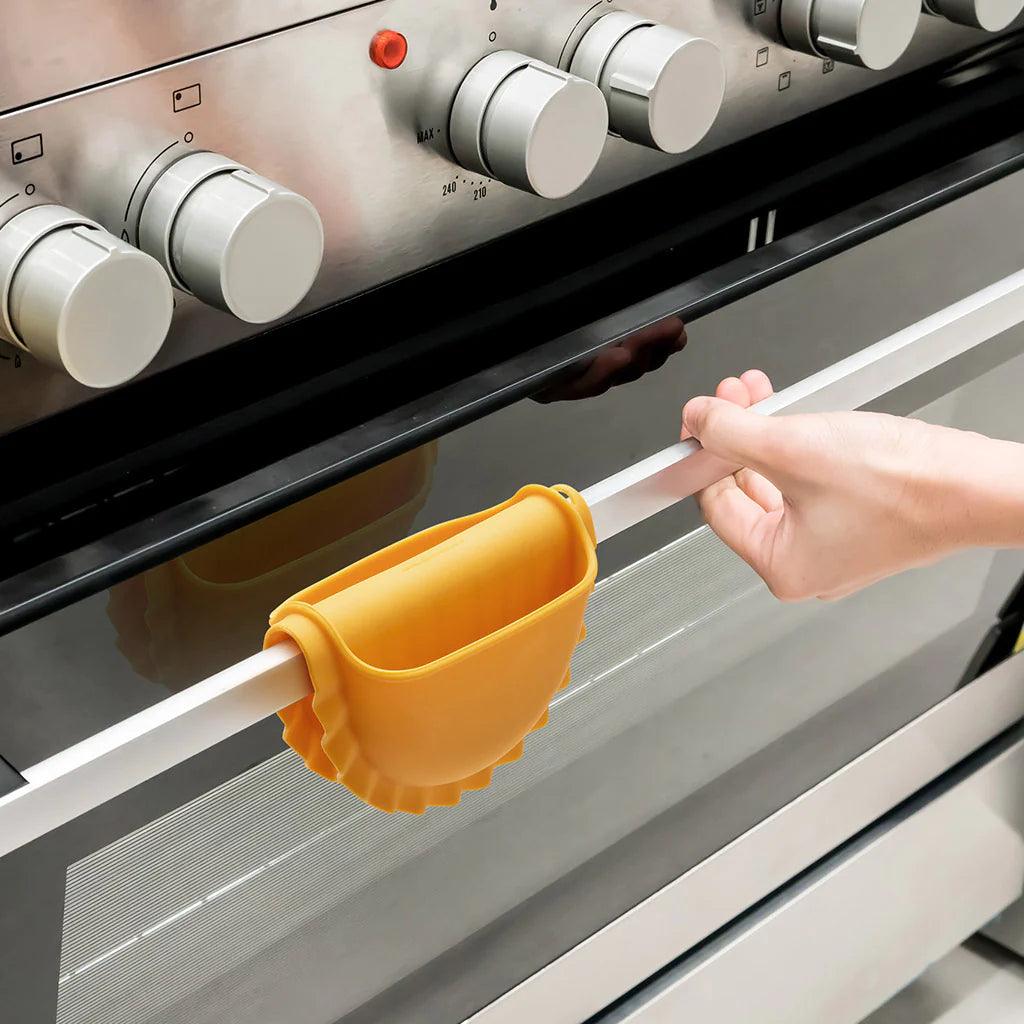 Mezzelune Pasta-Shaped Oven Grips - Image 3